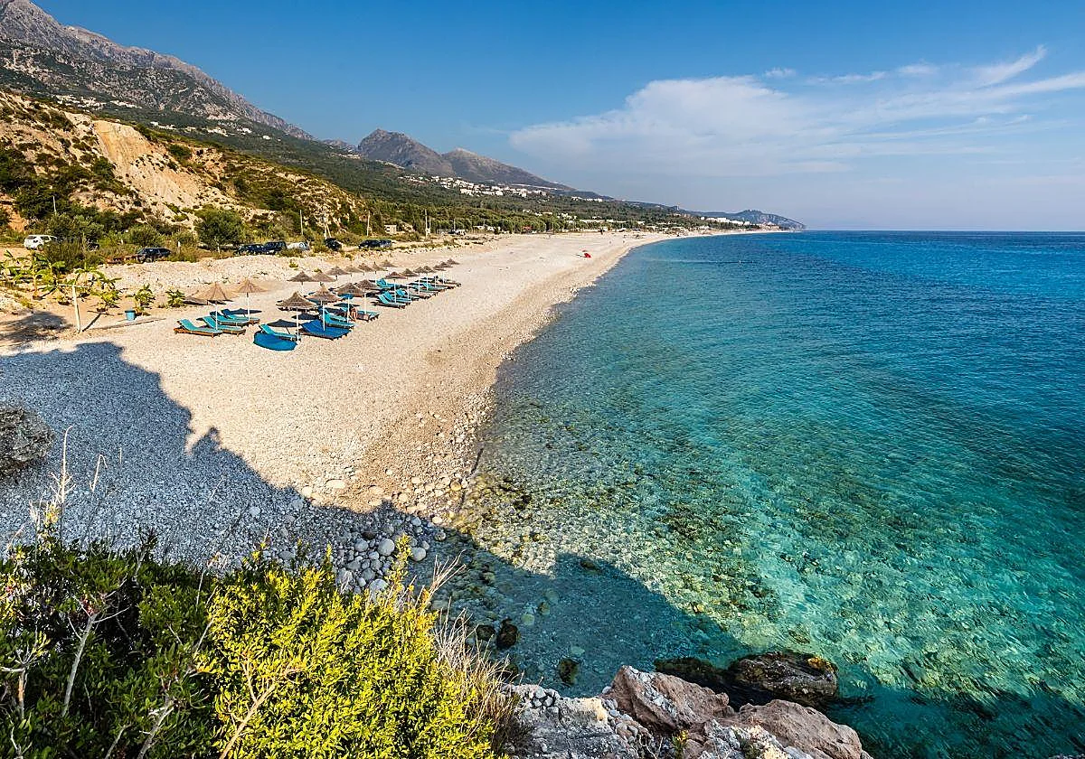 A honeymoon entrance you’ll never forget—mountains behind you, sea ahead